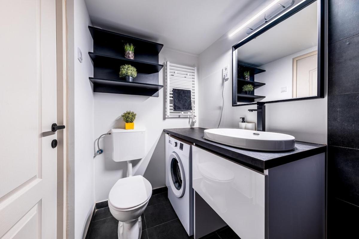 Black And White - Dob Utca Appartement