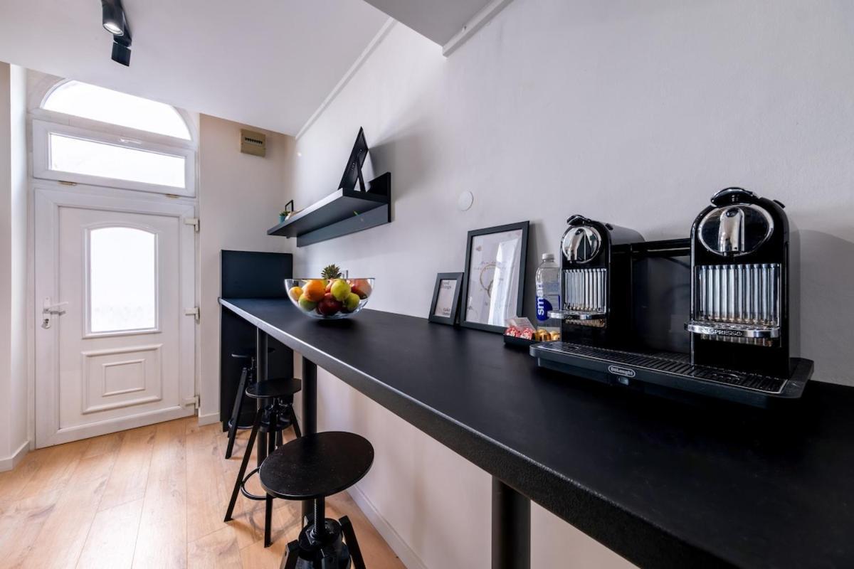 Black And White - Dob Utca Appartement